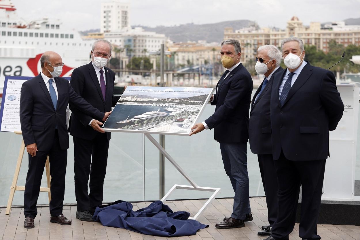 El consejero de la Presidencia, Administración Pública e Interior, Elías Bendodo; el presidente de la Autoridad Portuaria, Carlos Rubio; el alcalde, Francisco de la Torre; y el presidente de IGY Málaga Marina, José Luis Almazán. EUROPA PRESS / ALEX ZEA