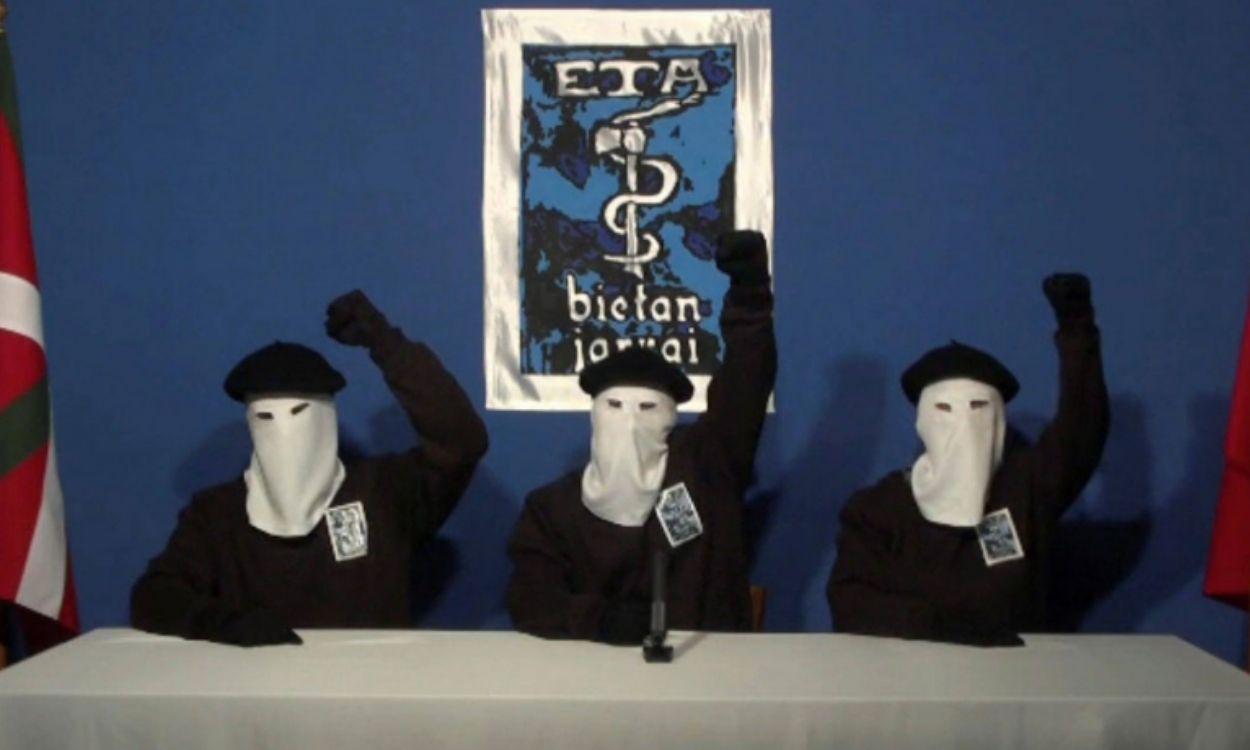 Miembros de la banda terrorista ETA durante un comunicado oficial. 