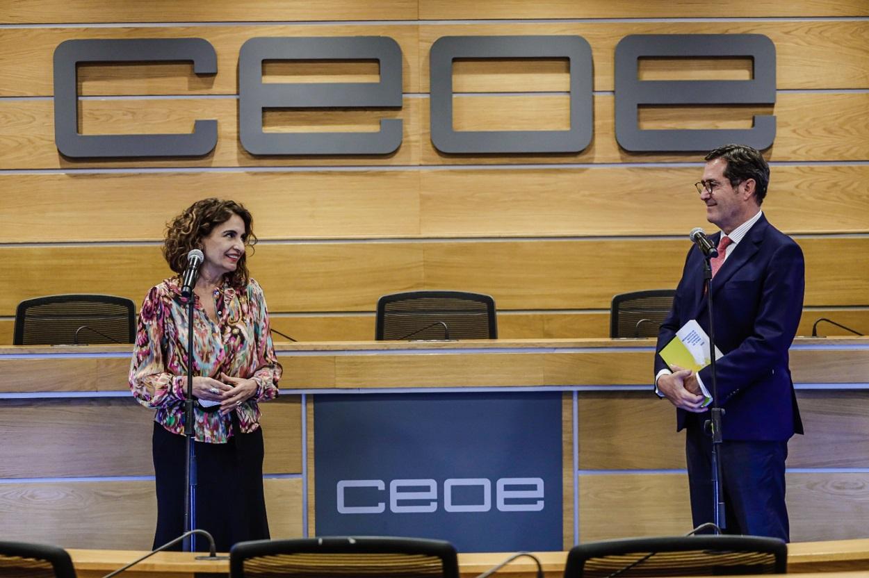 María Jesús Montero y Antonio Garamendi durante el encuentro que han mantenido este martes. Fuente: Europa Press.