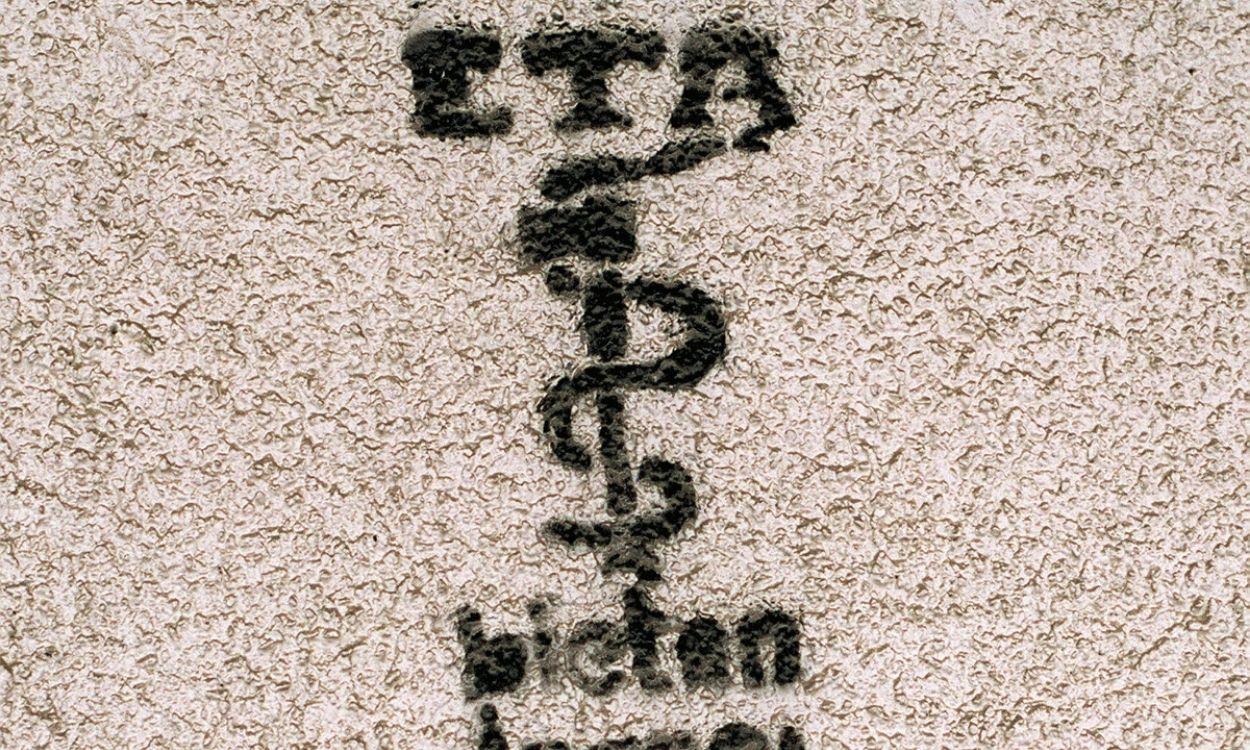 Emblema de ETA pintado en una pared. EP.