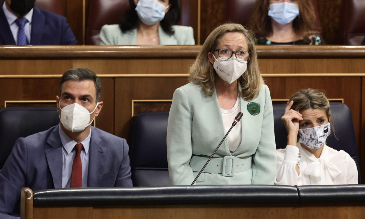 La vicepresidenta primera y ministra de Asuntos Económicos y Transformación Digital, Nadia Calviño, interviene en una sesión de control al Gobierno en el Congreso de los Diputados