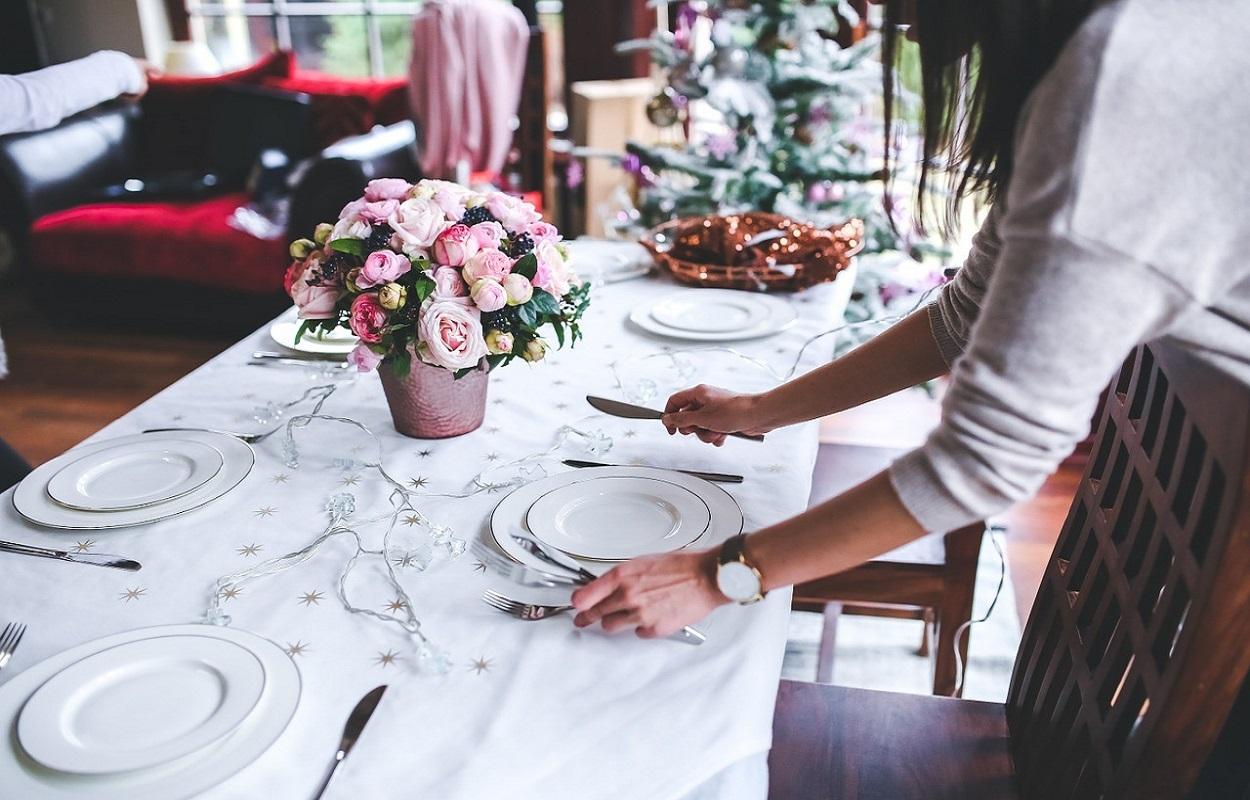 Preparativos durante una comida de Navidad