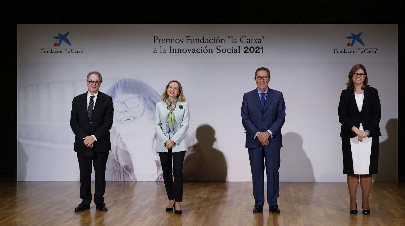 La vicepresidenta primera y ministra de Asuntos Económicos y Transformación Digital, Nadia Calviño, ha presidido hoy junto al director general de la Fundación ”la Caixa”, Antonio Vila, el acto de entrega de