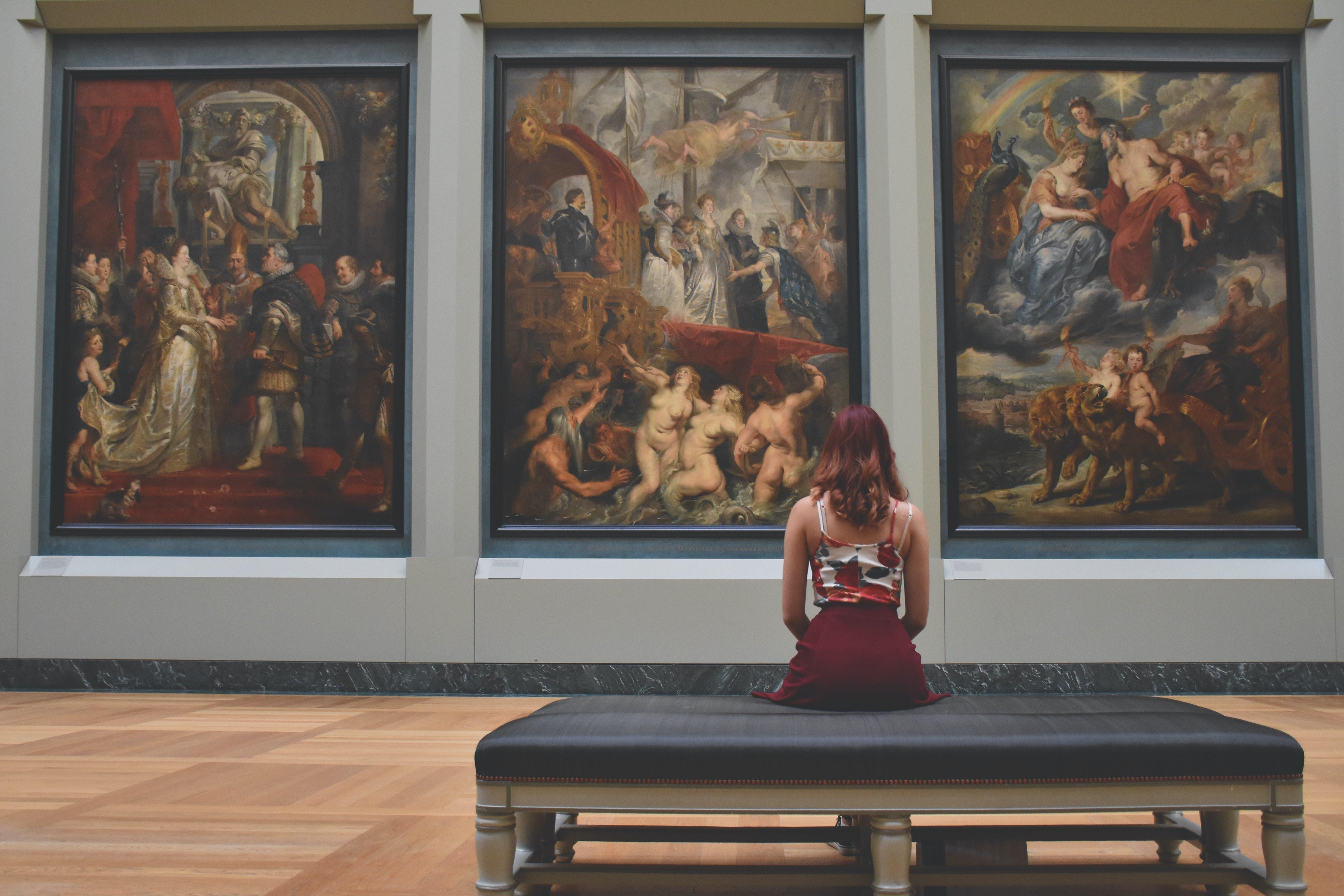 Una mujer observando una obra de arte en un museo. PEXELS