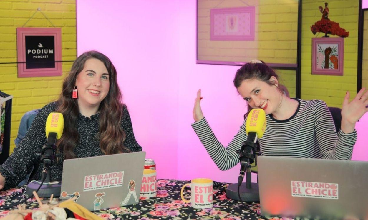 Carolina Iglesias y Victoria Martín, en su podcast 'Estirando el chicle'