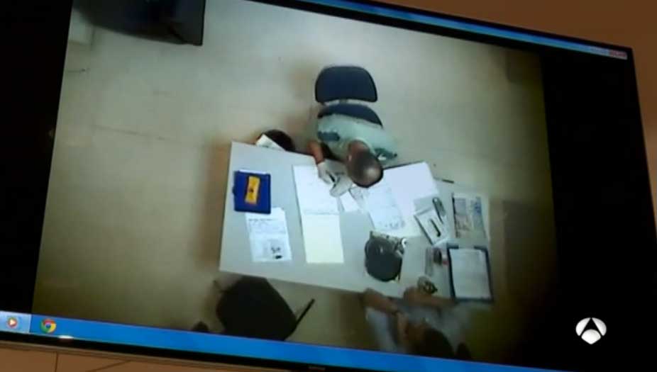 Captura de un vídeo de Antena 3 en el que se puede ver a un guardia civil justo antes de aceptar un soborno