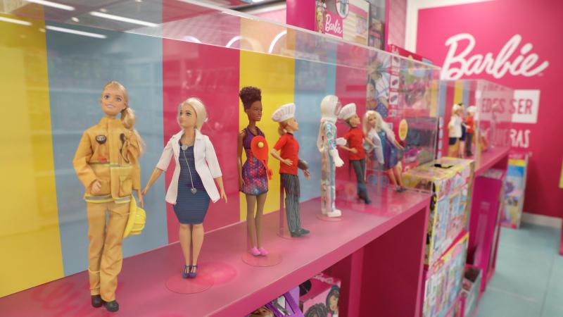 Muñecas de Barbie colocadas en la sección de juguetería infantil del Corte Inglés Preciados, Madrid