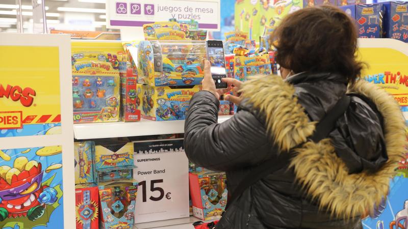 Una persona observa los juguetes colocados en las estanterías de las instalaciones del Corte Inglés Preciados, Madrid