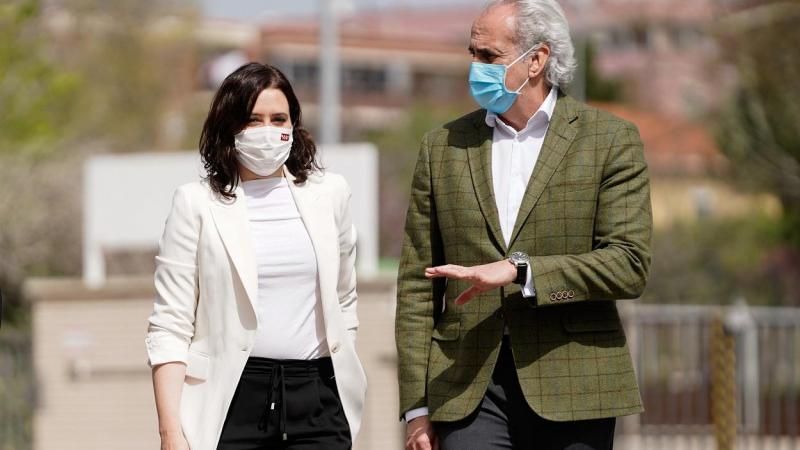 La presidenta de la Comunidad de Madrid, Isabel Díaz Ayuso, y el consejero de Sanidad, Enrique Escudero. EP