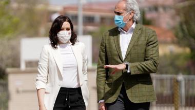 La presidenta de la Comunidad de Madrid, Isabel Díaz Ayuso, y el consejero de Sanidad, Enrique Escudero. EP