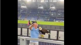 Juan Bernabé, el cetrero español que ha sido despedido por la Lazio por hacer el saludo fascista. Twitter