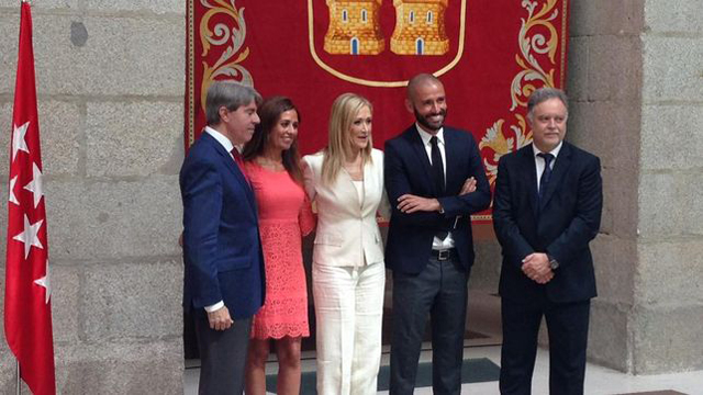 Jaime de los Santos (el segundo por la derecha) posa junto a Cristina Cifuentes y los responsables de seguridad y asuntos taurinos en la toma de posesión de sus cargos. Foto: Twitter de Cristina Cifuentes