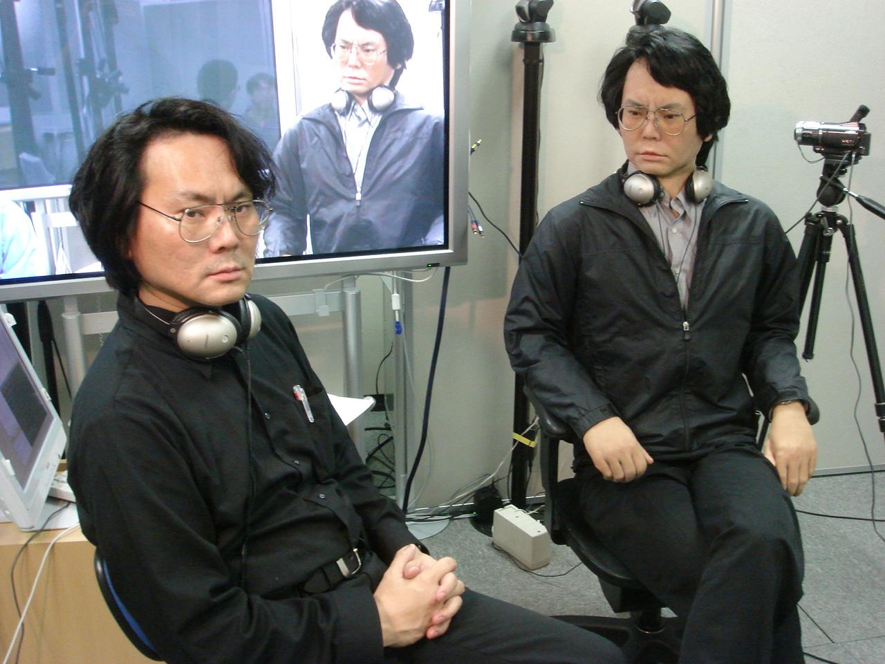 Hiroshi Isiguro junto a Geminoid HI-2, su copia robótica