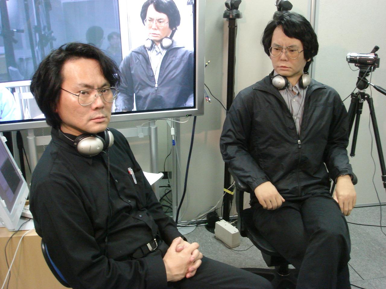 Hiroshi Isiguro junto a Geminoid HI-2, su copia robótica Hiroshi Isiguro junto a Geminoid HI-2, su copia robótica