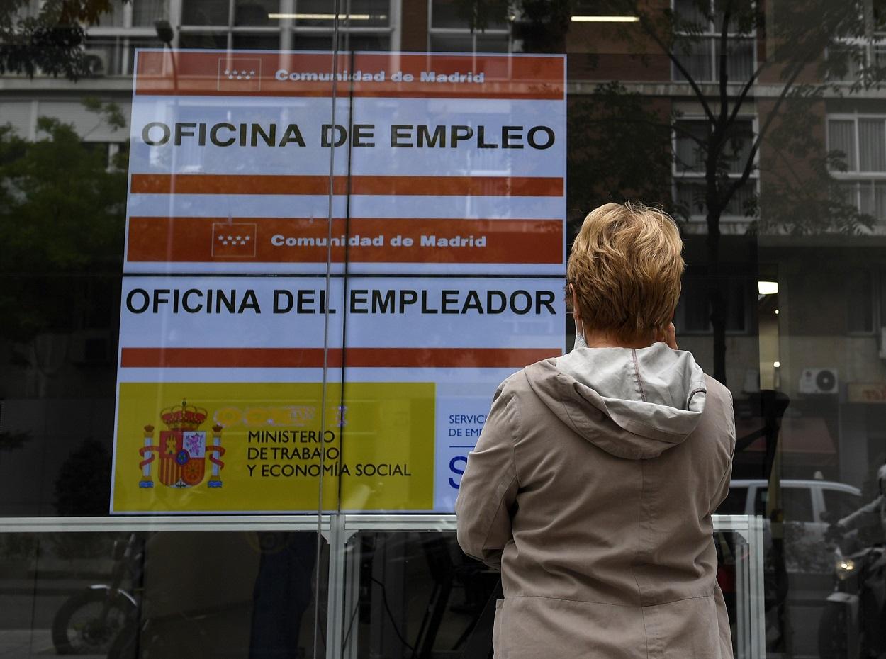 Una mujer observa un anuncio de una Oficina del Servicio Público de Empleo Estatal (SEPE). Europa Press