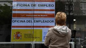 Una mujer observa un anuncio de una Oficina del Servicio Público de Empleo Estatal (SEPE). Europa Press