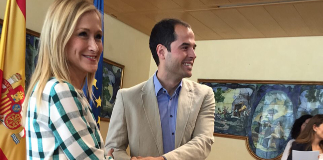 Cifuentes se carcajea de C's: coloca a un imputado en el Centro de Asuntos Taurinos