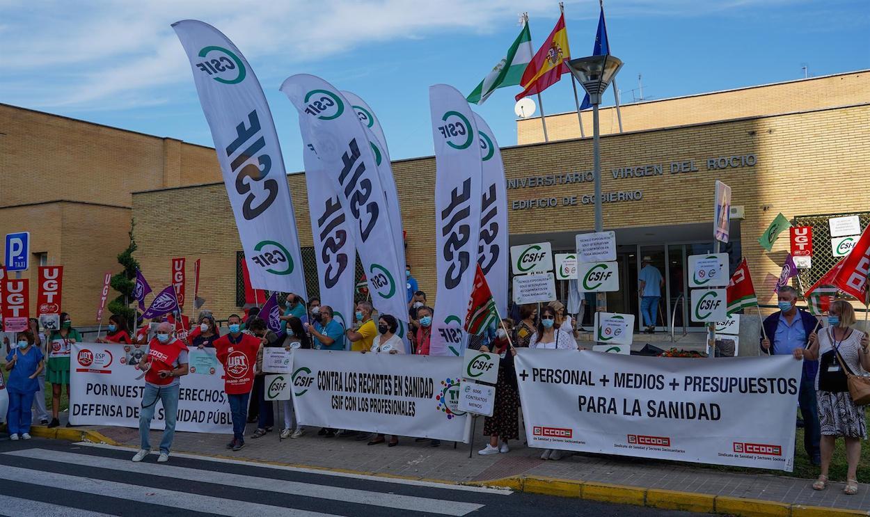 Protesta sindical contra los despidos de sanitarios que planea la Junta. EDUARDO BRIONES/EP
