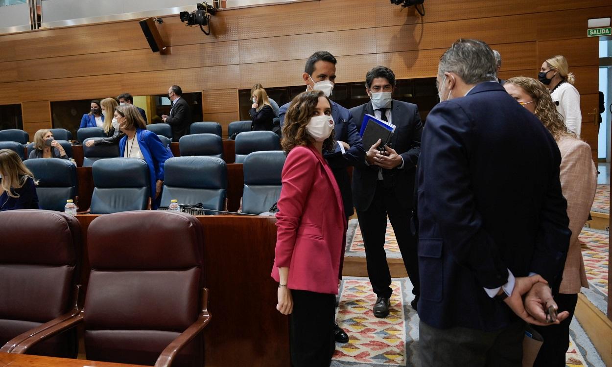 La presidenta de la Comunidad de Madrid, Isabel Díaz Ayuso, antes del debate de una sesión de control al Gobierno regional en la Asamblea de Madrid. EP