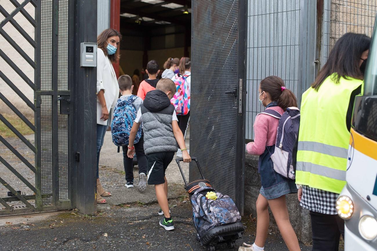 Por ahora, los escolares gallegos tendrán que seguir utilizando la mascarilla en los recreos (Foto: Europa Press).