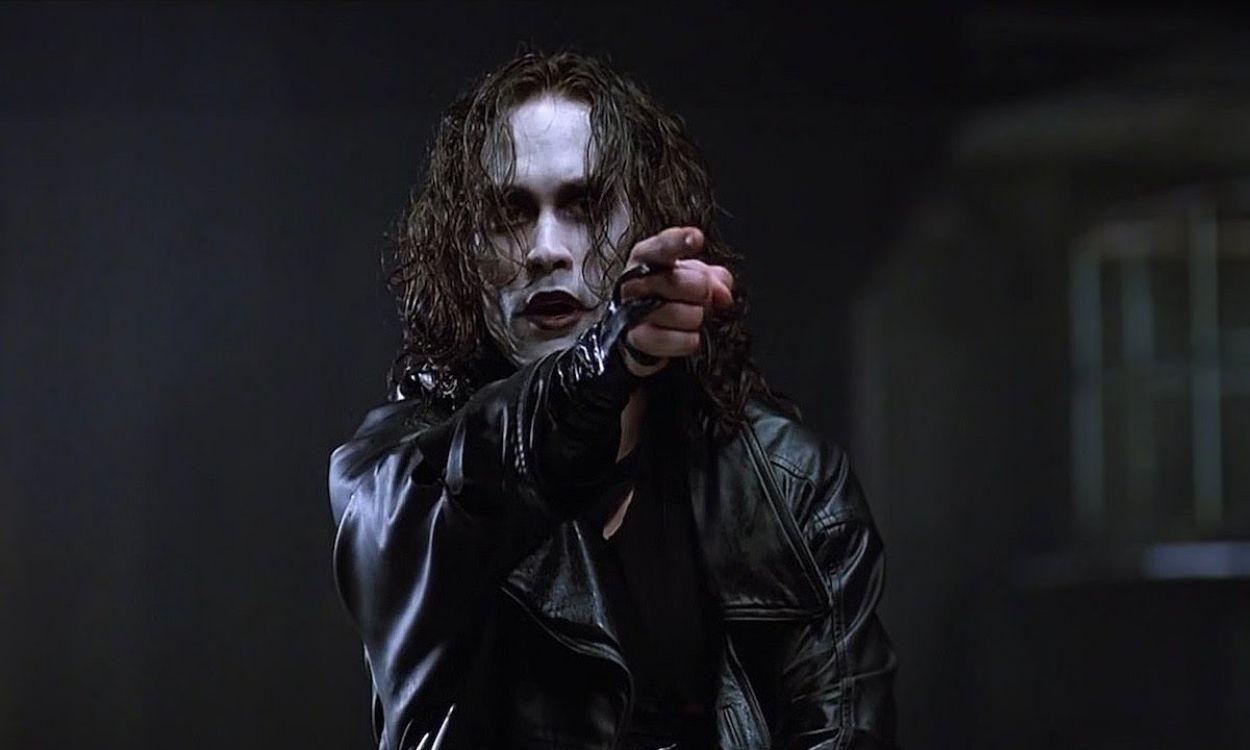 Brandon Lee, hijo de Bruce Lee, interpretando a Eric Draven en El Cuervo. YouTube. 