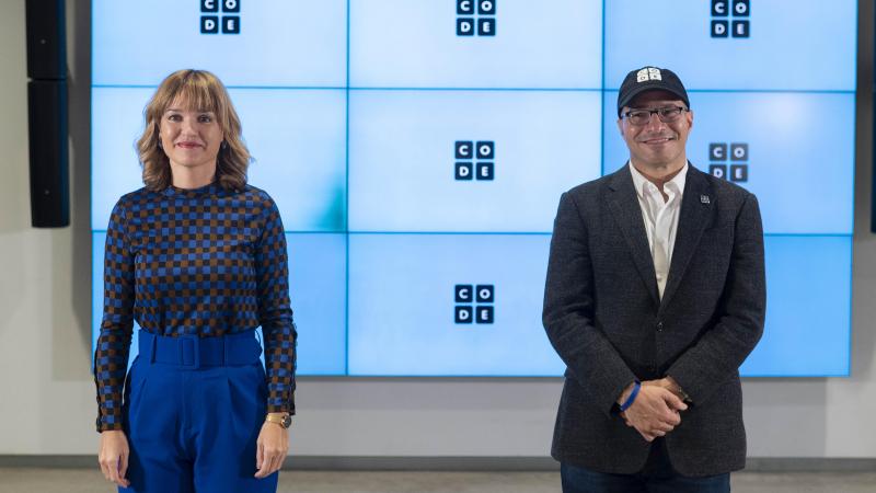 La ministra de Educación y Formación Profesional, Pilar Alegría, y el CEO fundador de Code.org, Hadi Partovi, presentan la campaña "Aprende a programar, cambia el mundo" en la sede de la Fundación Telefónica