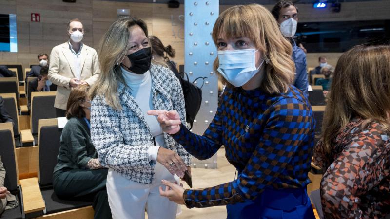 La ministra de Educación y Formación Profesional, Pilar Alegría (d), conversa en la presentación de la campaña "Aprende a programar, cambia el mundo" en la sede de la Fundación Telefónica, La ministra de Educación y Formación Profesional, Pilar Alegría (d), conversa en la presentación de la campaña "Aprende a programar, cambia el mundo" en la sede de la Fundación Telefónica,