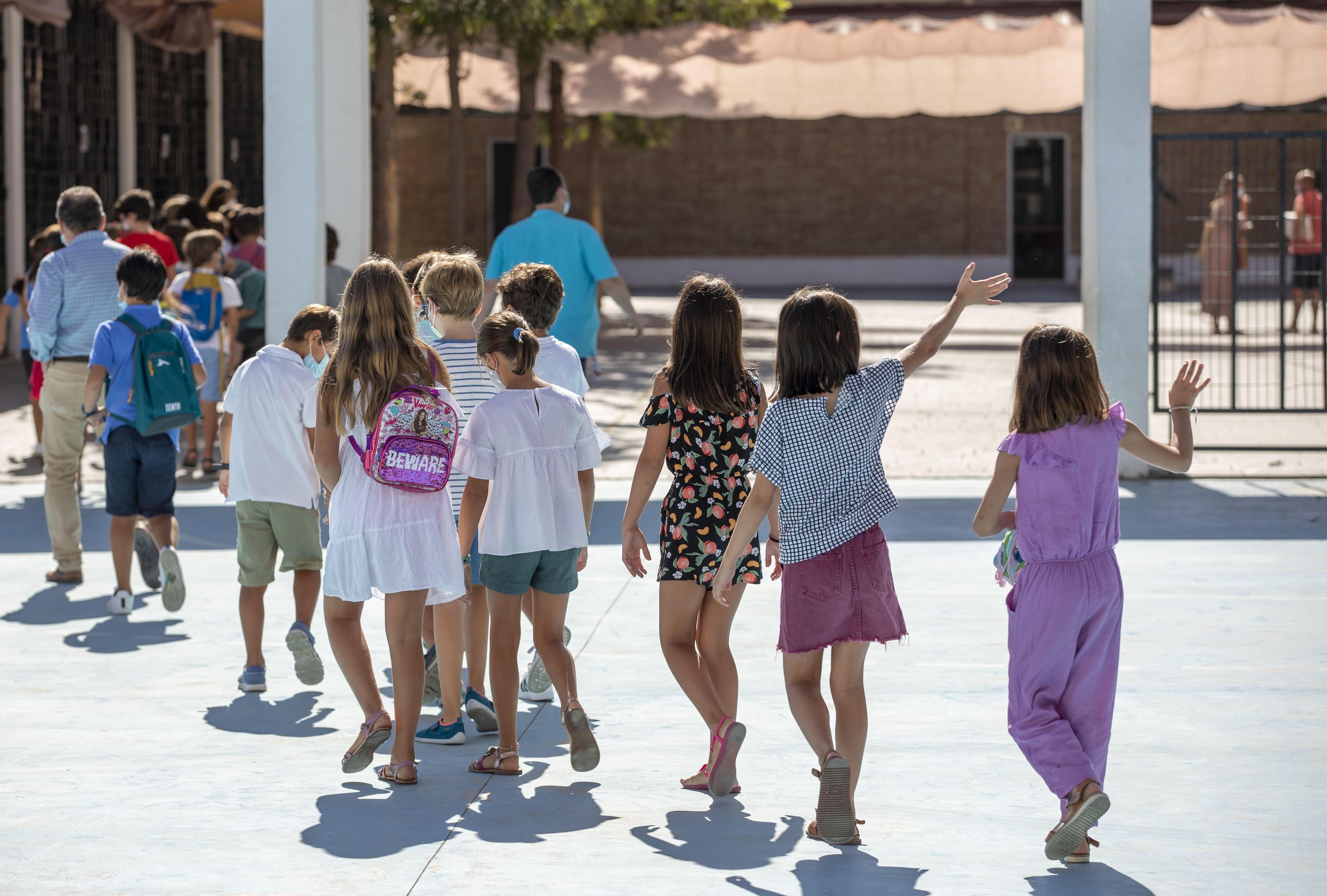 Niños en el patio del colegio.