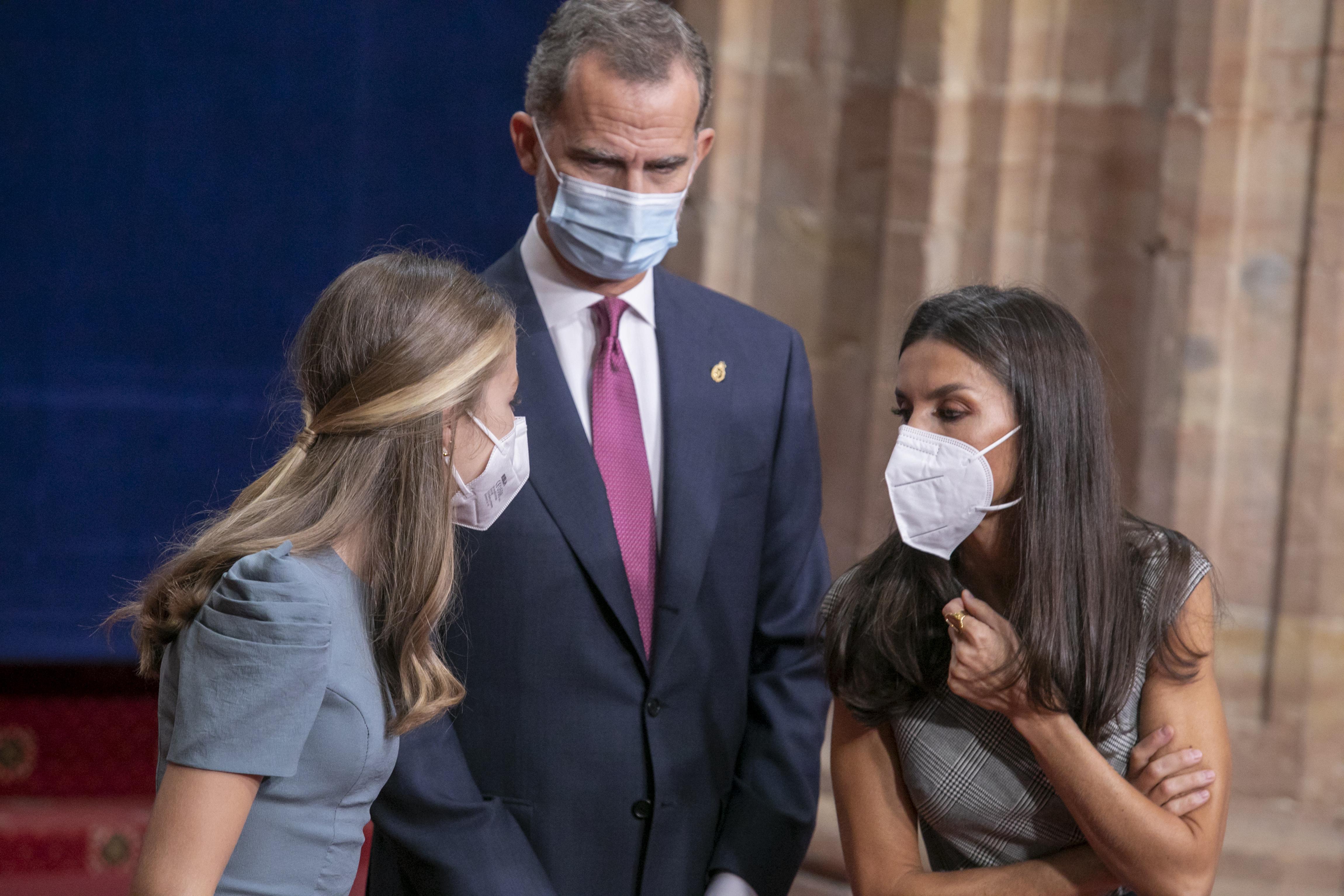 La Princesa de Asturias; el rey Felipe VI y Letizia, durante el recibimiento en audiencia a los galardonados con las ‘Medallas de Asturias 2021’. Jorge Peteiro / Europa Press