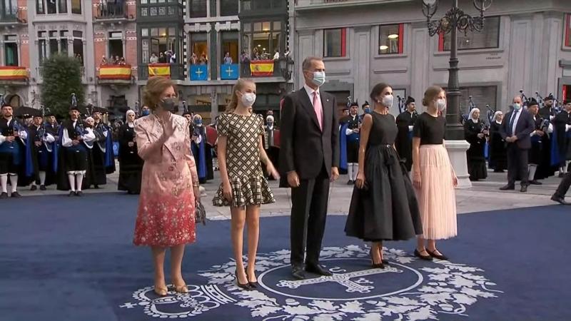 La familia real posa a la entrada de los Premios Princesa de Asturias 2021. La familia real posa a la entrada de los Premios Princesa de Asturias 2021.
