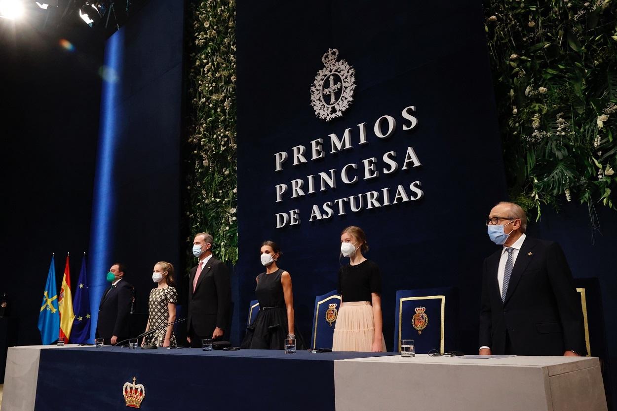 Los Reyes, la Princesa Leonor y la Infanta Sofía durante la entrega de los premios Princesa de Asturias. Casa Real.