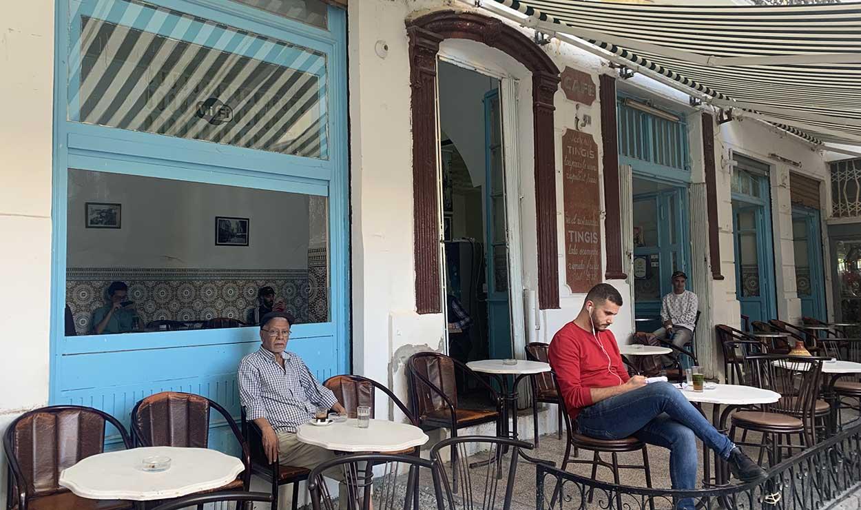 Las mujeres marroquíes nunca se sientan en las terrazas de bares o cafés en Tánger, ocupadas solo por hombres