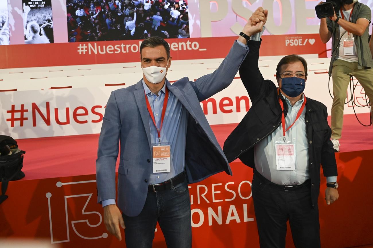Pedro Sánchez junto a Guillermo Fernández Vara en el Congreso del PSOE de Extremadura