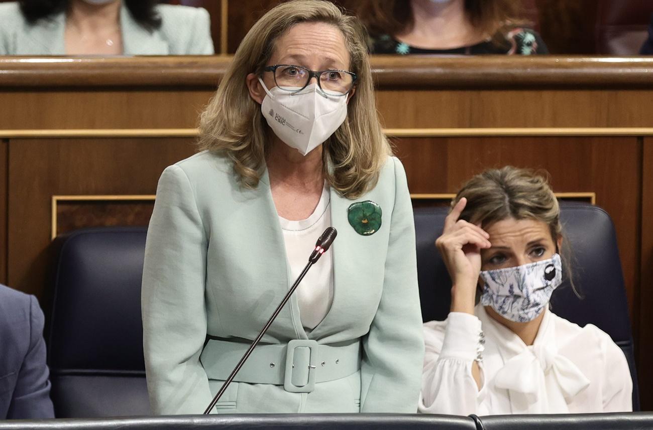 Nadia Calviño y Yolanda Díaz durante una sesión parlamentaria