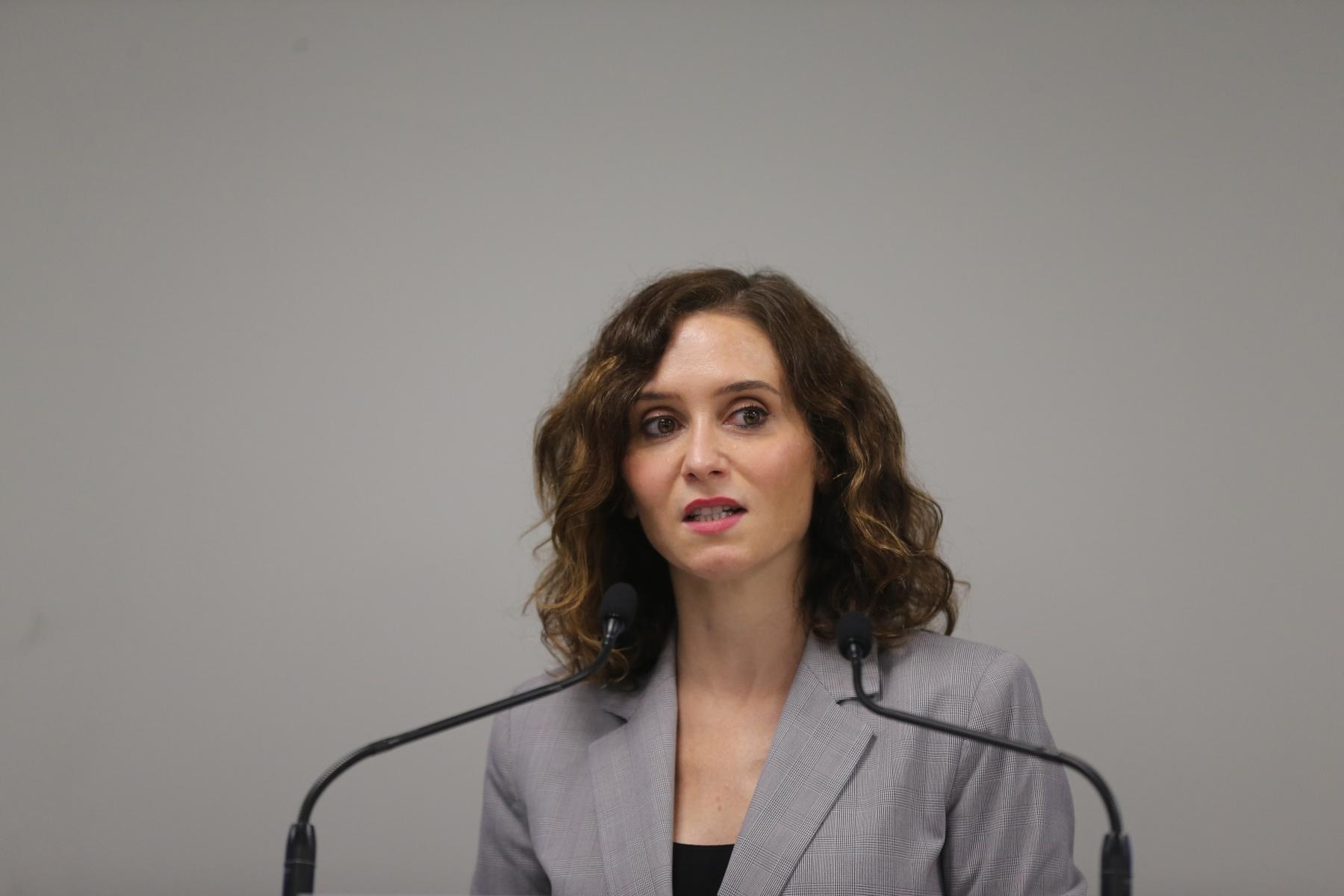 La presidenta de la Comunidad de Madrid, Isabel Díaz Ayuso, interviene durante una visita a la sede de Servinform.