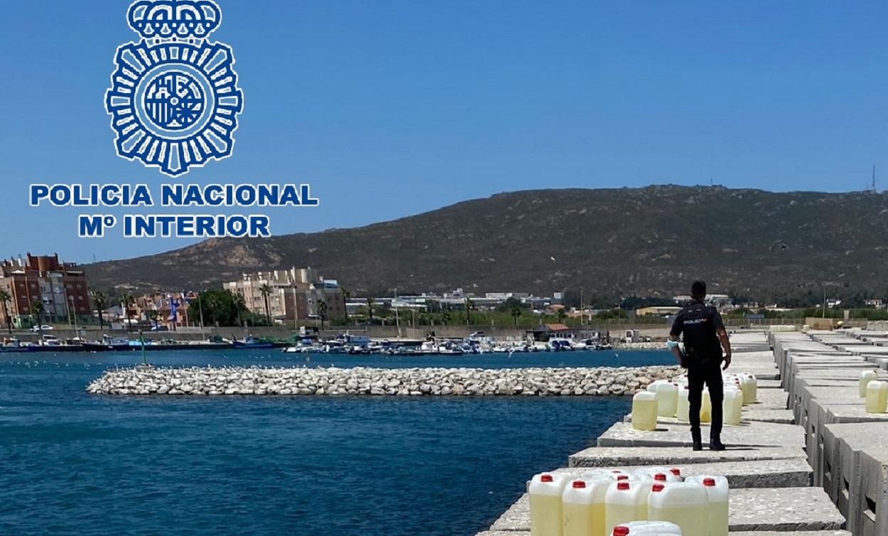 Un policía nacional durante un operativo contra el narcotráfico en Cádiz. Policía Nacional