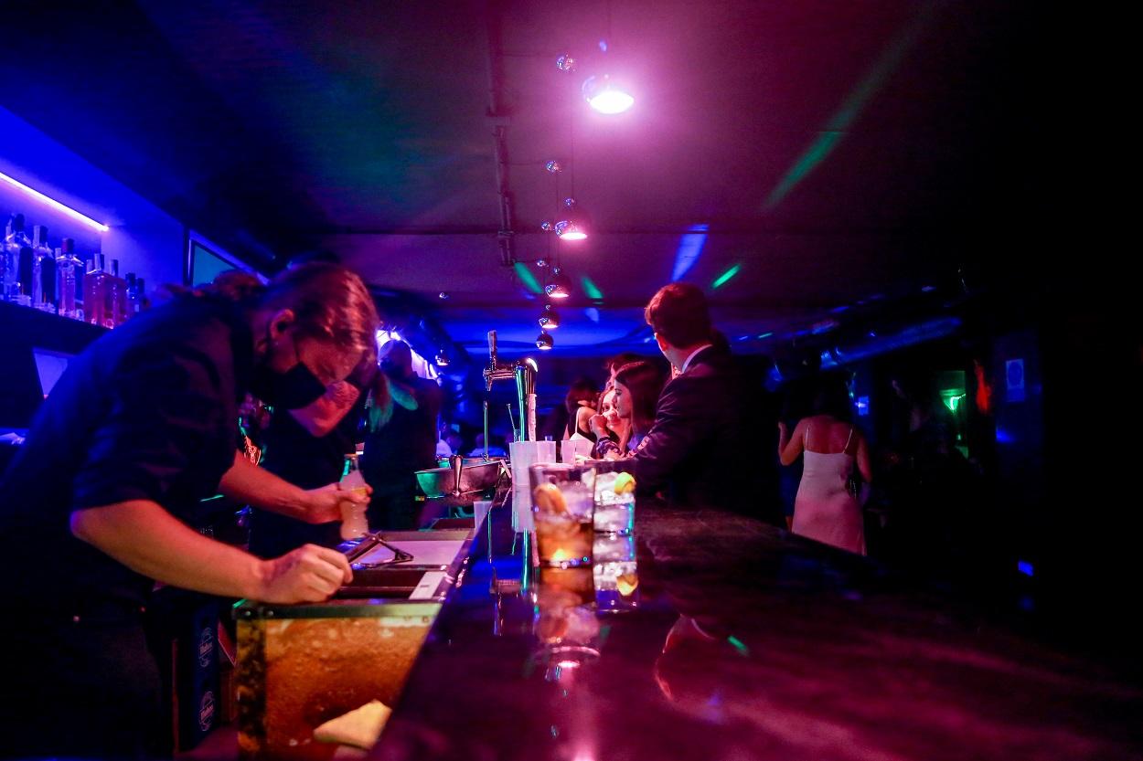 Varias personas en la barra de una discoteca de Madrid. Europa Press