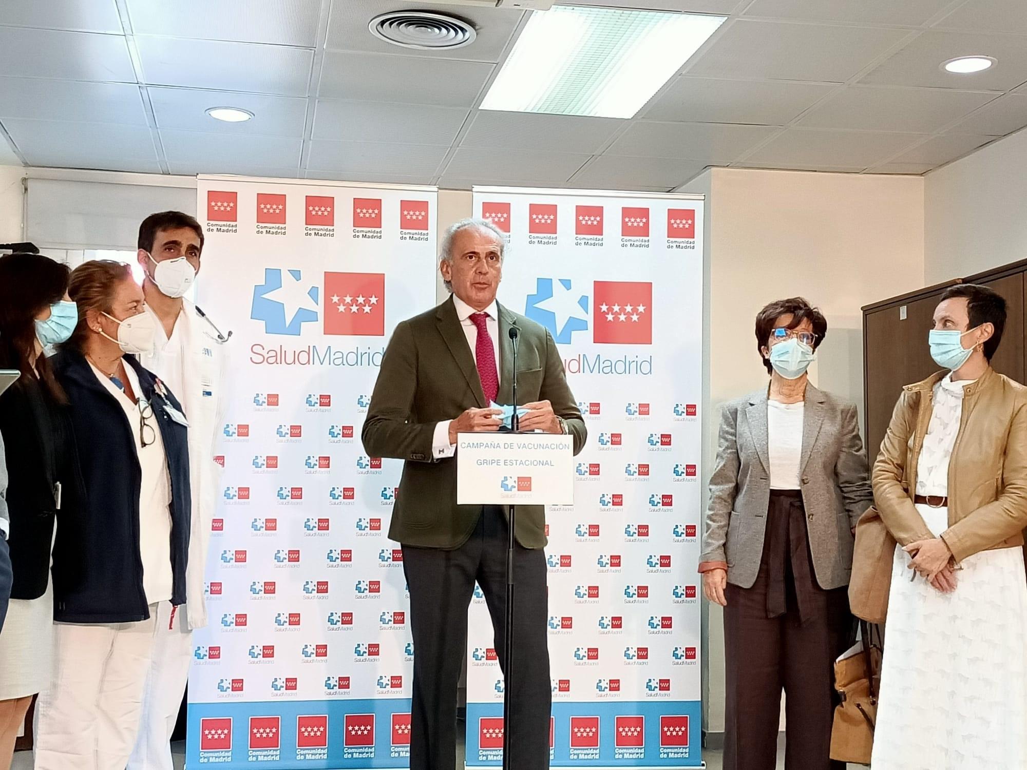 Enrique Ruiz Escudero visita el centro de salud de Barajas
