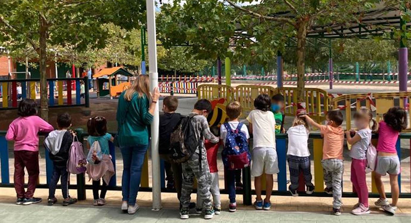 Niños de Carabanchel, barrio de Madrid plagado de heces. 