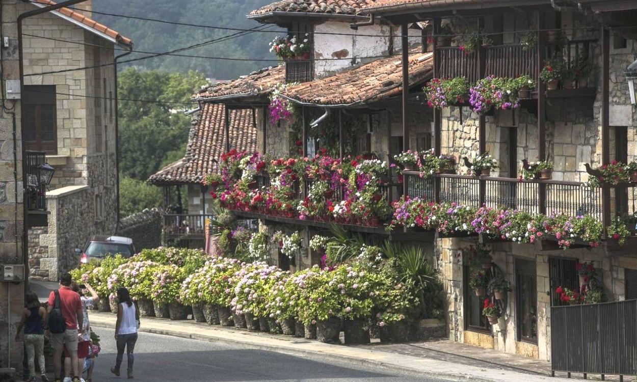 Turistas en Villacarriedo, Cantabria.