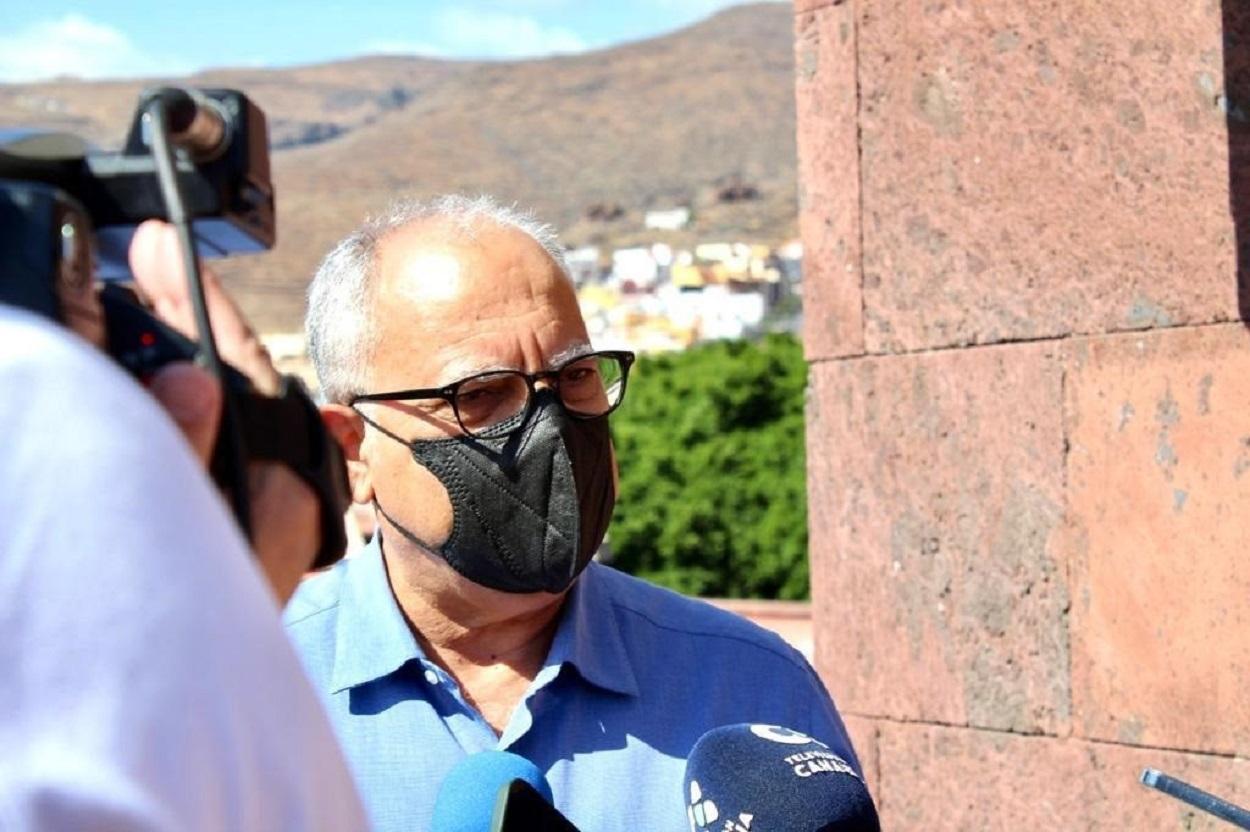 Casimiro Curbelo propone bombardear el volcán de La Palma. EP