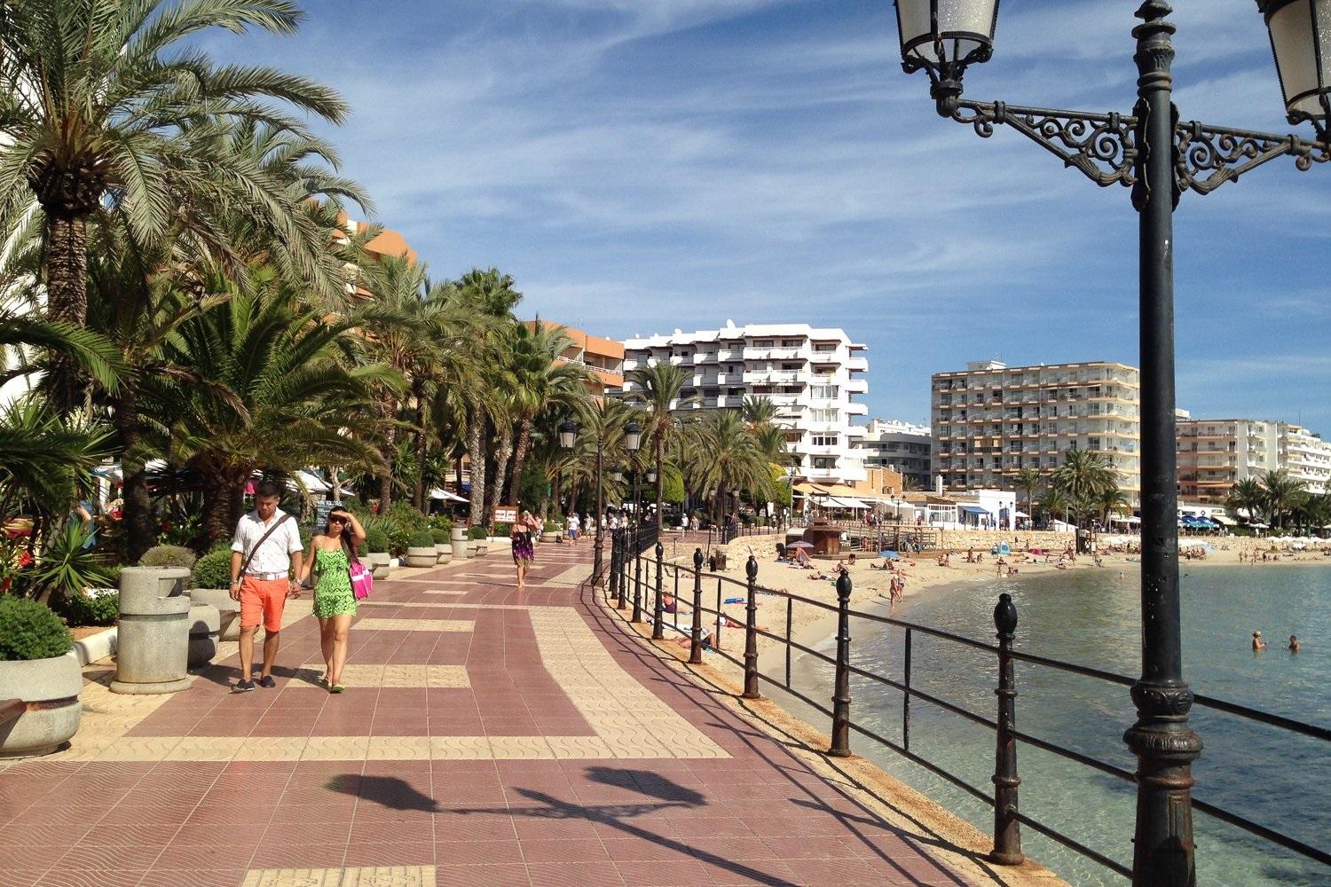 Imagen del paseo marítimo de Santa Eulalia (Ibiza). Archivo.