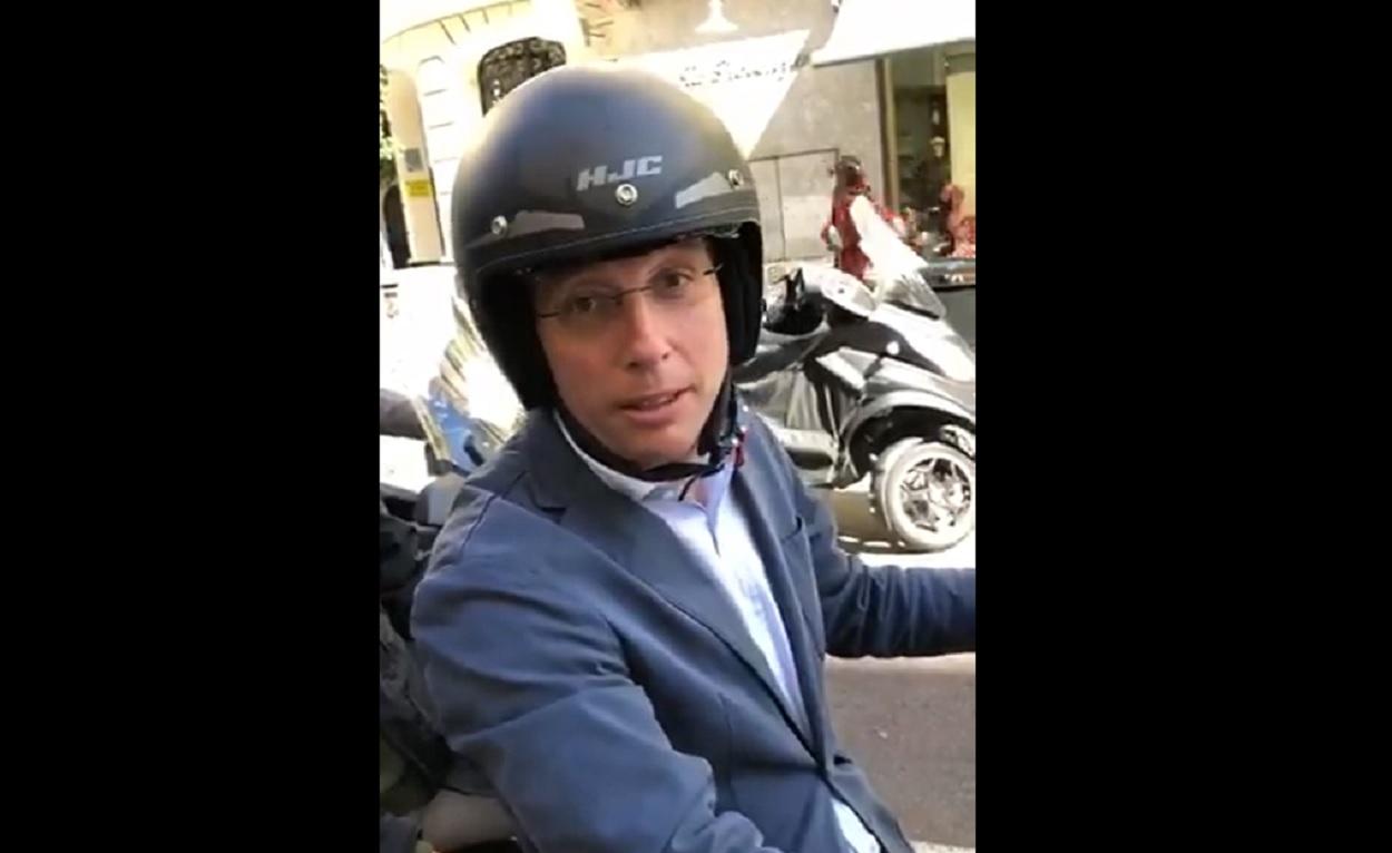 El alcalde de Madrid, José Luis Martínez Almeida en su moto