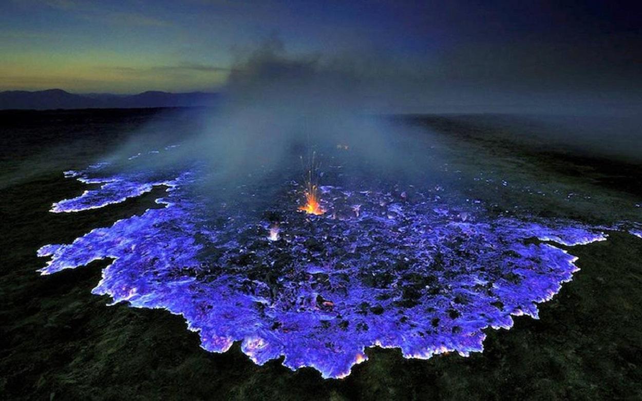 El volcán Kawah Ijen expulsa lava azul. EP.