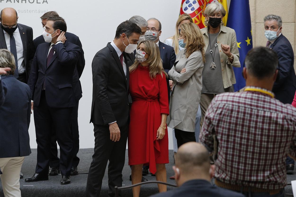 El presidente del Gobierno, Pedro Sánchez, y la ministra de Trabajo, Yolanda Díaz, en la cumbre XXXII Hispano Portuguesa. EP