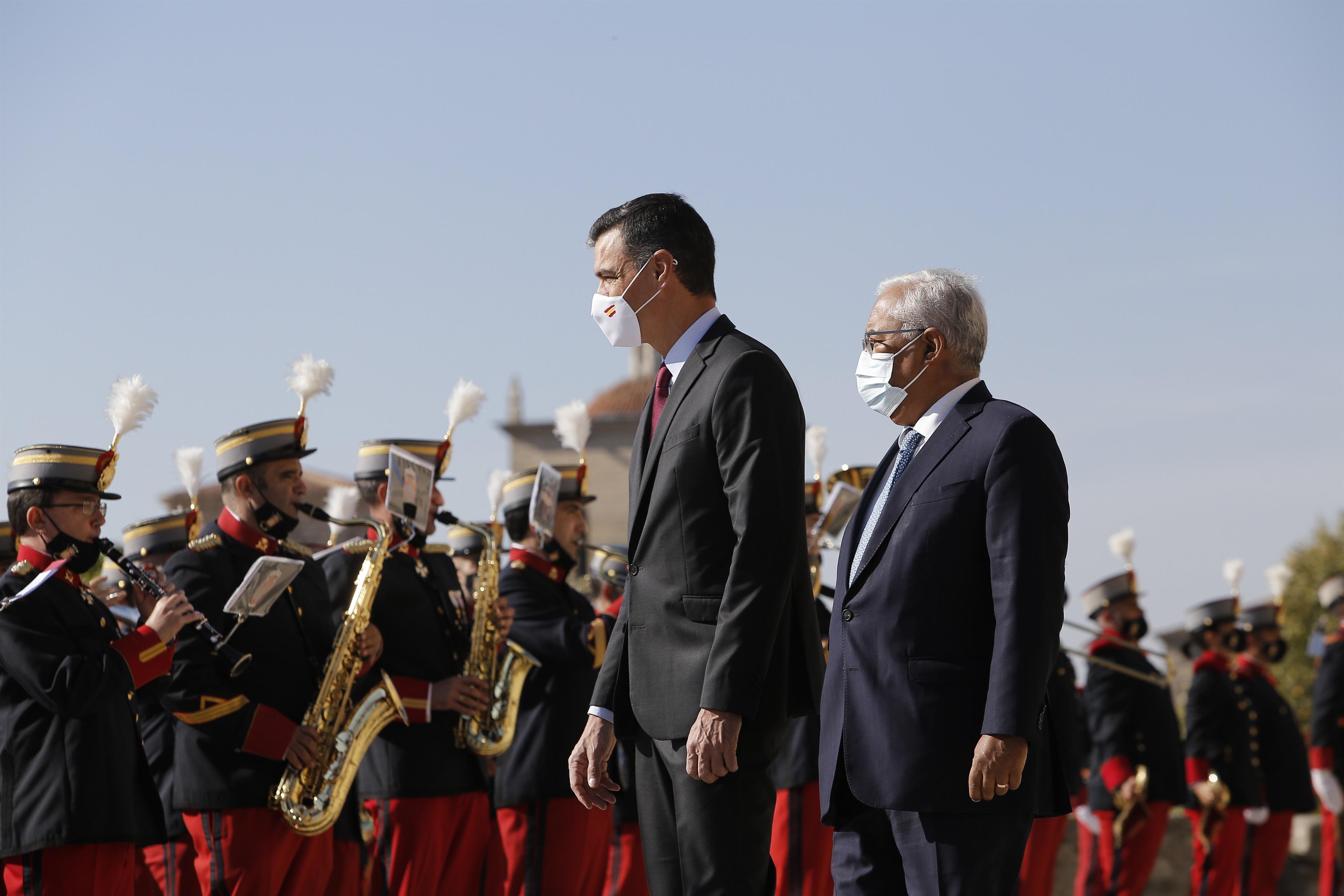 Pedro Sánchez y Antonio Costa a su llegada a la Cumbre Hispano Lusa de Trujillo. JORGE ARMESTA - EUROPA PRESS