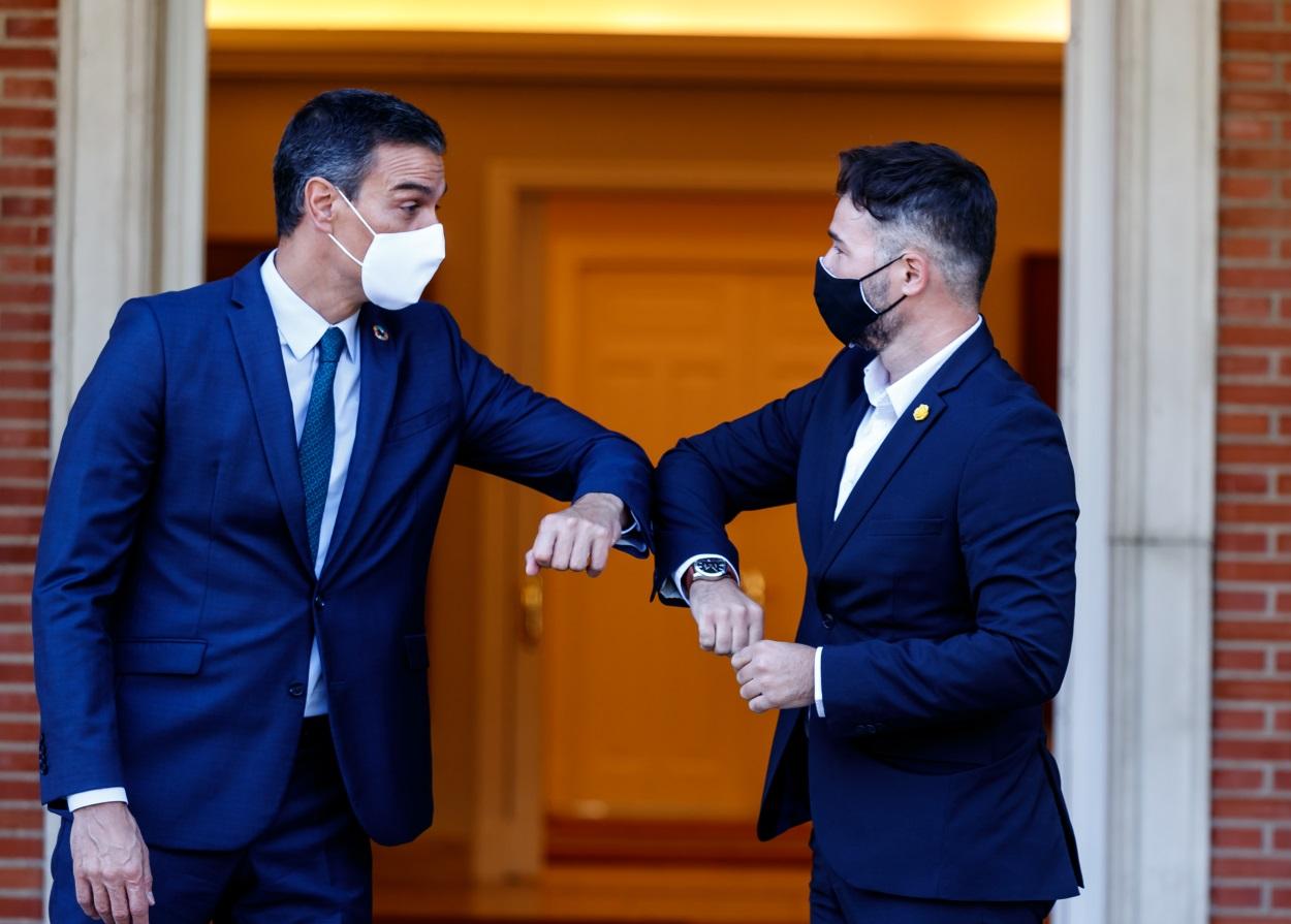 El presidente del Gobierno, Pedro Sánchez (i) y el portavoz de Esquerra Republicana (ERC) en el Congreso, Gabriel Rufián