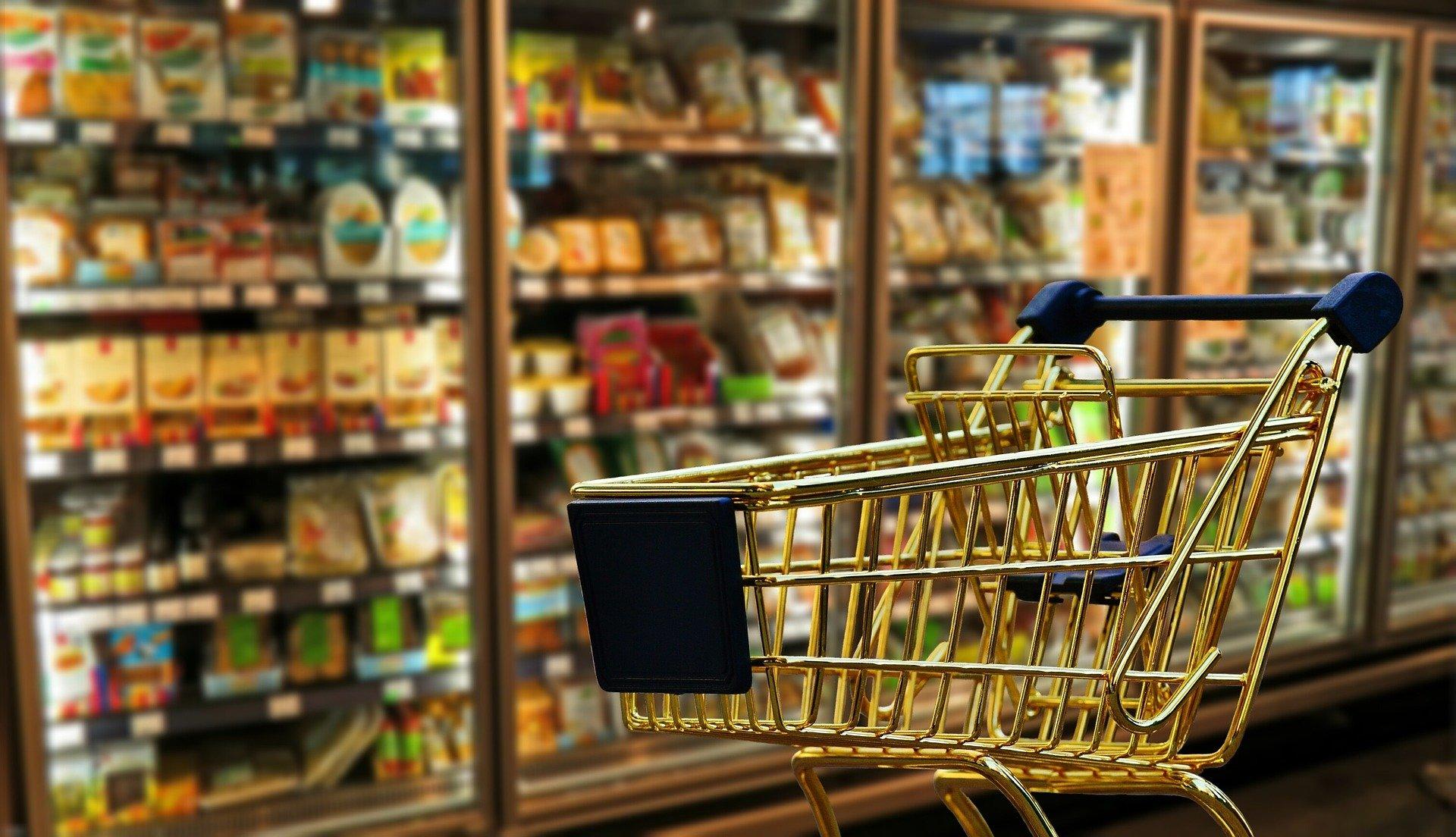 Un carrito de la compra en un supermercado. Fuente: Pixabay.