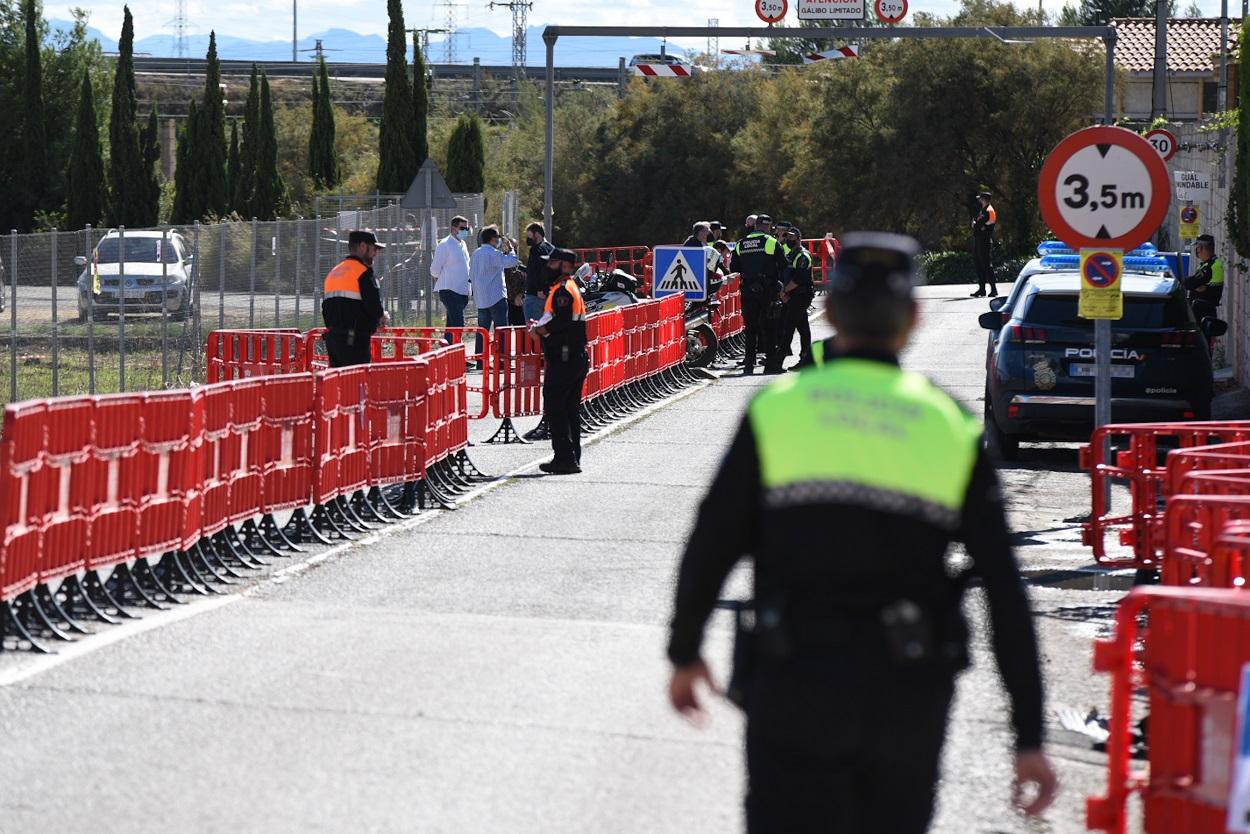 Varios agentes en el dispositivo policial instalado en el cementerio de Torrent. Fuente: Europa Press.