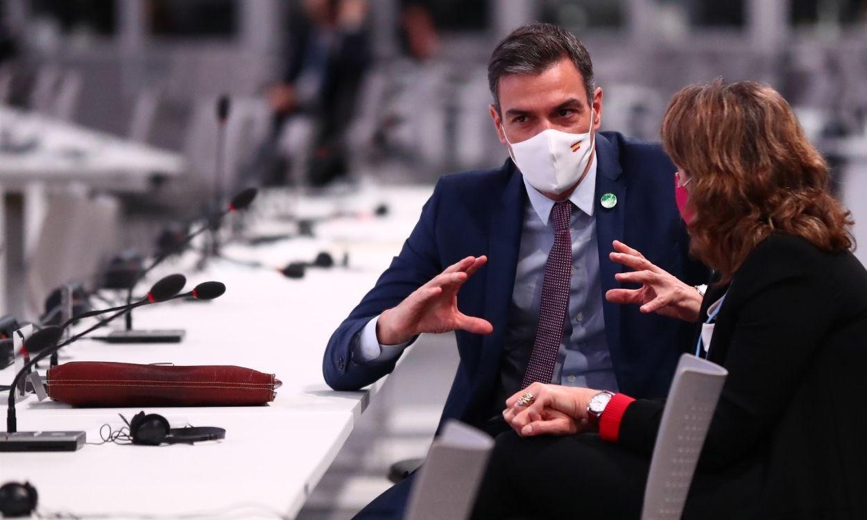 El presidente del Gobierno, Pedro Sánchez, conversa con la vicepresidenta tercera y ministra para la Transición Ecológica y Reto Demográfico, Teresa Ribera